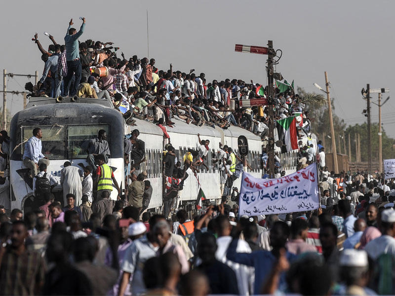 سودانيون من عطبرة لدى وصولهم الى الخرطوم بالقطار للمشاركة في الاعتصام أمس الأولt(أ ف ب)