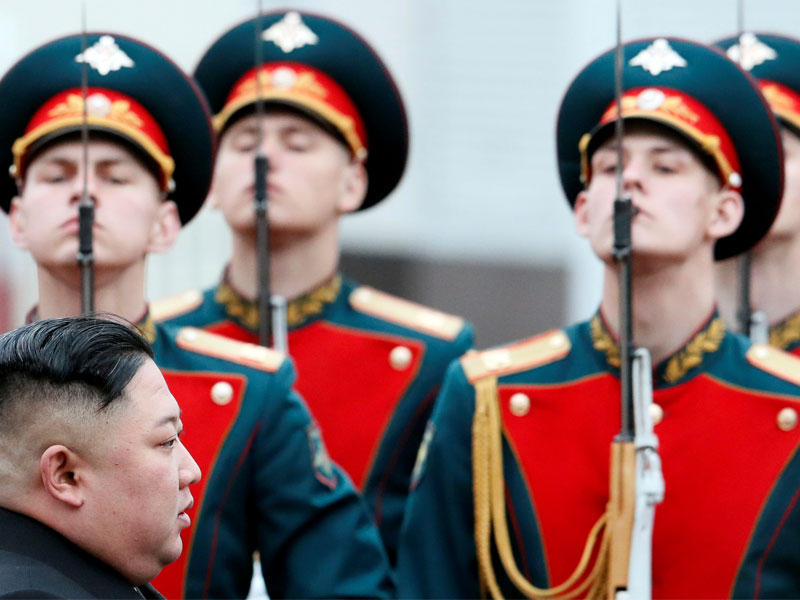 كيم جونغ اون مستعرضا حرس الشرف لدى وصوله الى فلاديفوستوك أمس     (رويترز)