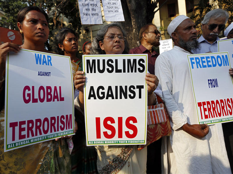 هنود خلال وقفة تضامنية مع سريلانكا حاملين لافتات كتب عليها «المسلمون ضد داعش»  (رويترز)