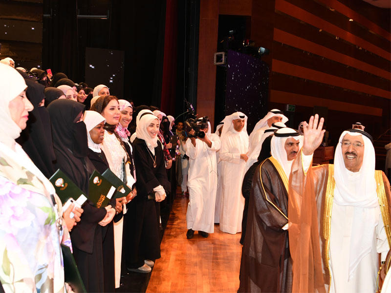 الأمير محيياً الحضور في حفل تكريم المعلمين والمدارس المتميزة أمس