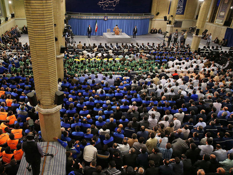 خامنئي مستقبلاً عمال طهران أمس (أ ف ب)