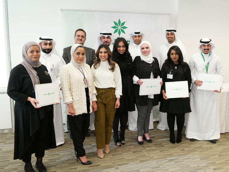 بول داود مع موظفي البنك المكرمين