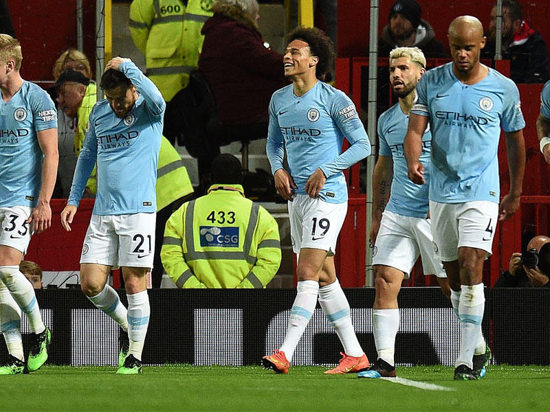 فرحة لاعبي مانشستر سيتي بعد إحراز الهدف الثاني في مرمى مان يونايتد