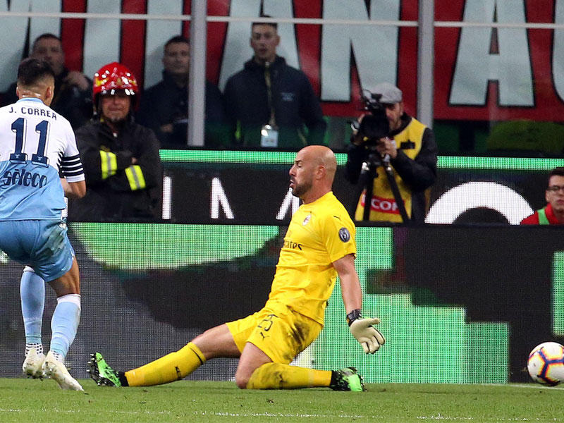 كوريا نجم لاتسيو يحرز هدفه في مرمى ميلان