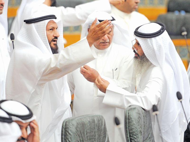 هايف والمويزري والمرداس في جلسة سابقة