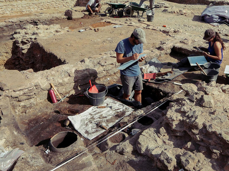 موقع المقبرة