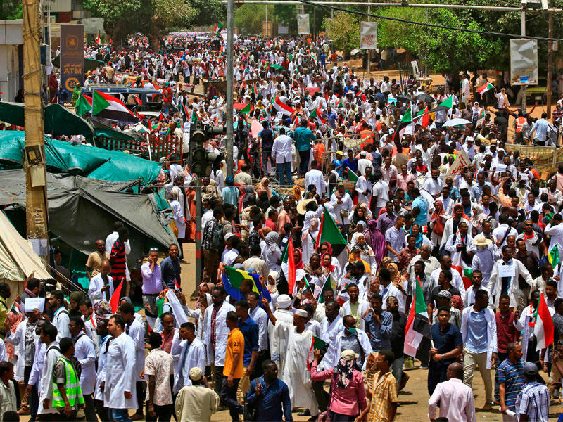 اعتصام الجماهير السودانية أمام مقر القيادة العامة للجيشn