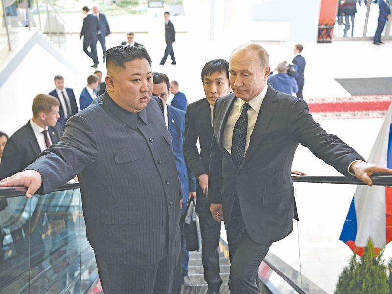 بوتين وكيم داخل الحرم الجامعي في فلاديفوستوك أمس (أ ف ب)