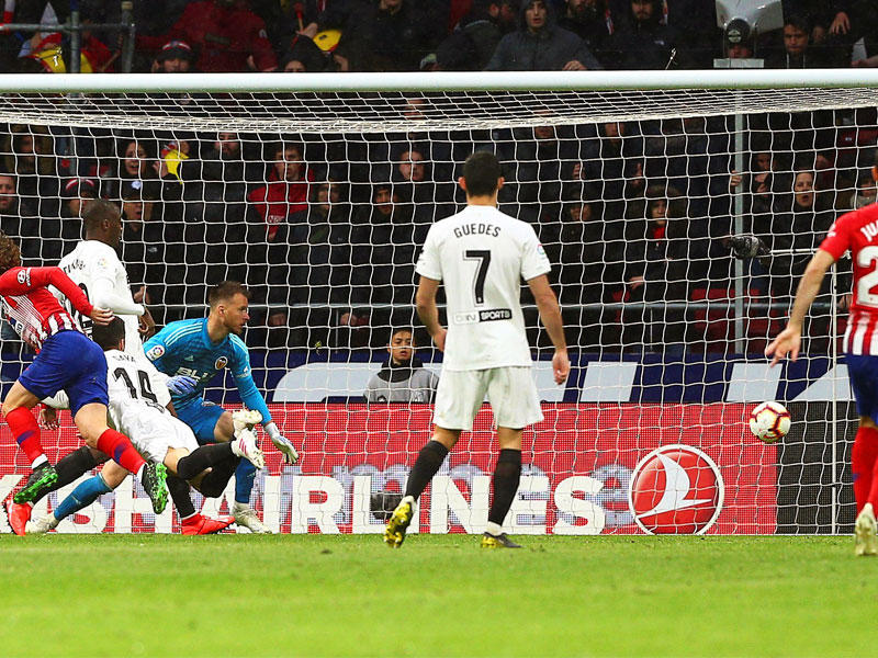 غريزمان نجم أتلتيكو يحرز هدفاً في مرمى فالنسيا