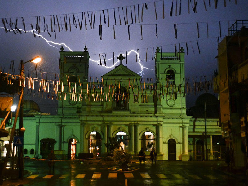 يقف الجنود على أهبة الاستعداد بعد سلسلة من التفجيرات التي استهدفت الكنائس والفنادق الفخمة في عيد الفصح الأحد في سريلانكا