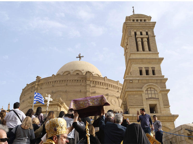 المصلون المسيحيون يحضرون موكب الجمعة العظيمة خارج كنيسة القديس جورج الأرثوذكسية