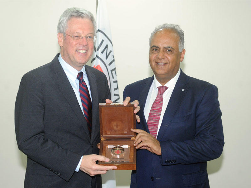 رئيس البعثة الاقليمية للصليب الأحمر بالكويت يحيى العليبي مع السفير الألماني لدى الكويت كارلفريد برغنير