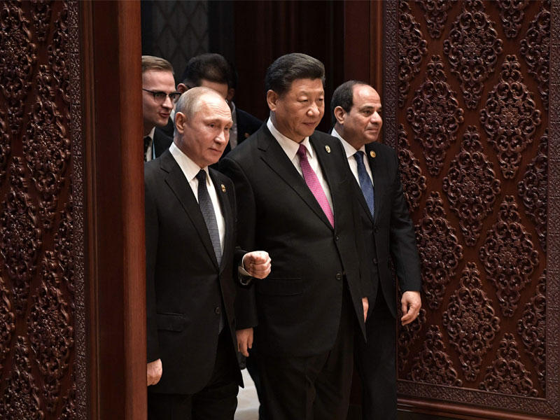 بوتين وبينغ والرئيس المصري لدى وصولهم إلى قاعة المؤتمرات التي استضافت قمة طريق الحرير في بكين أمس (أ ف ب)