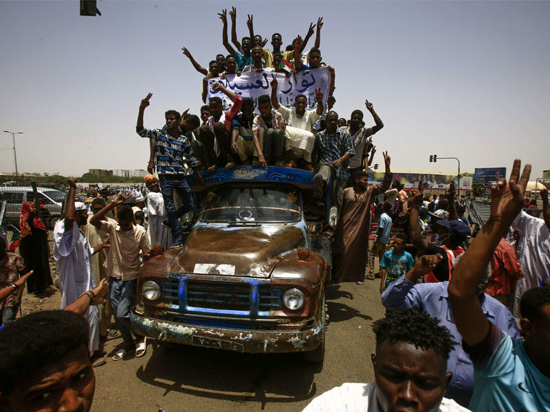 متظاهرون يتجمّعون أمام مقرّ القيادة العامة في الخرطوم أمس (أ ف ب)