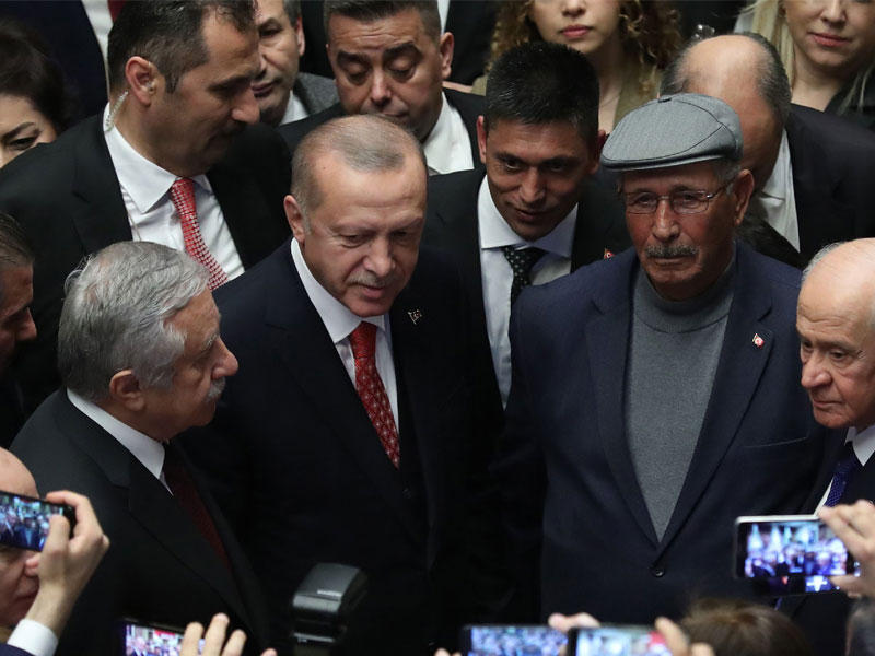 رجب طيب أردوغان يجري محادثات مع رئيس حزب الحركة القومية