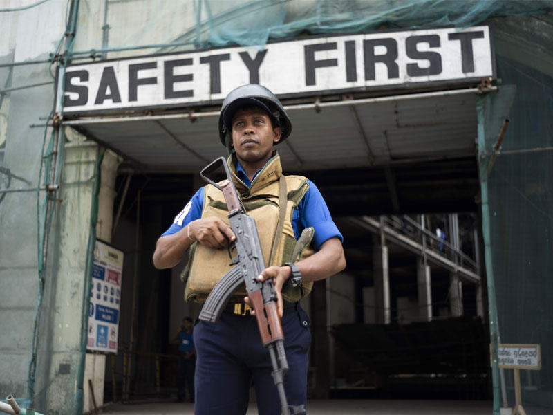 جندي سريلانكي يقف حرسًا في أحد شوارع كولومبو