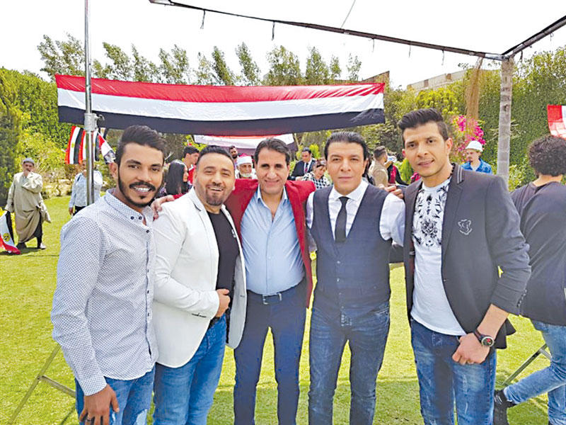 مجموعة من المغنين 