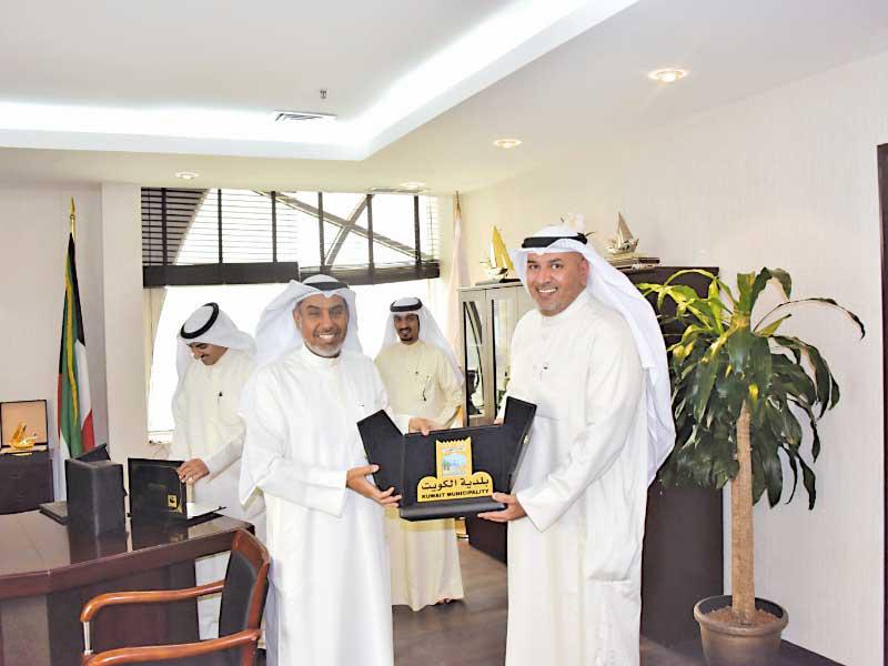 الشعلة مكرماً أحد المحامين