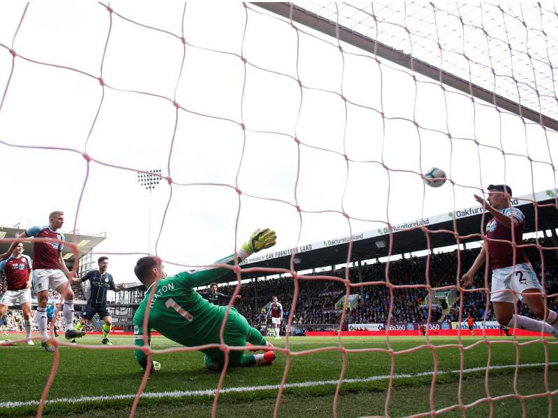 لوتون مدافع بيرنلي يحاول منع كرة أغويرو من دخول المرمى دون جدوى