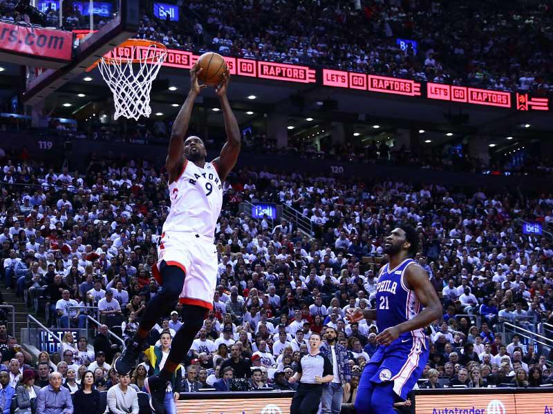 ايباكا نجم تورونتو يسجل في سلة فيلادلفيا