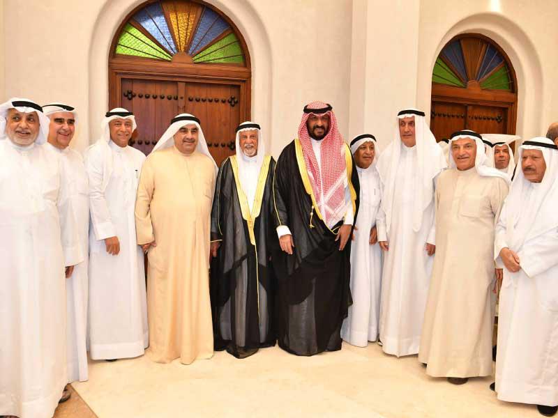 محافظ العاصمة ومعرفي يتوسطان بعض المشاركين في إعادة افتتاح الحسينية