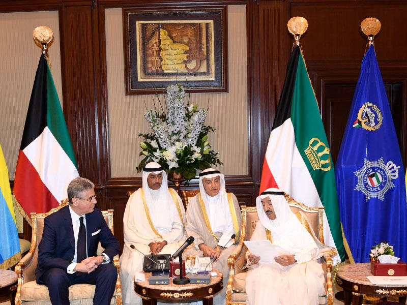 الأمير يلقي كلمته خلال تسلمه شهادة التقدير 