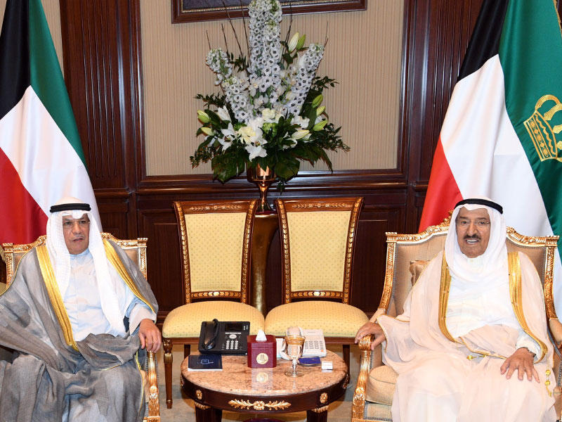 صاحب السمو أمير البلاد الشيخ صباح الأحمد مع نائب رئيس مجلس الوزراء وزير الداخلية الشيخ خالد الجراح بقصر بيان ظهر امس