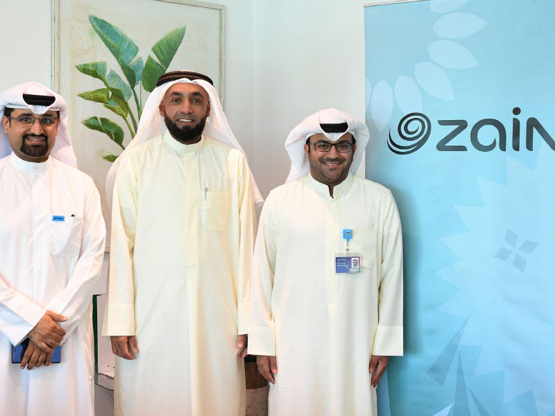 موظفو «زين» قبل توزيع الماجلة