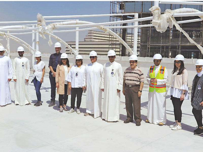 المضف متوسطاً الإدارة التنفيذية والطاقم الفني للمشروع