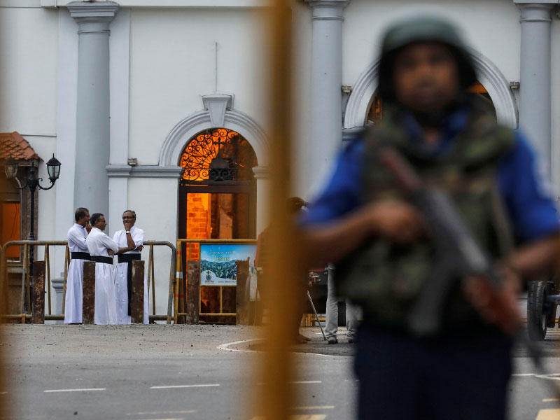 يقف أحد أفراد الأمن في حراسة أمام ضريح القديس أنتوني