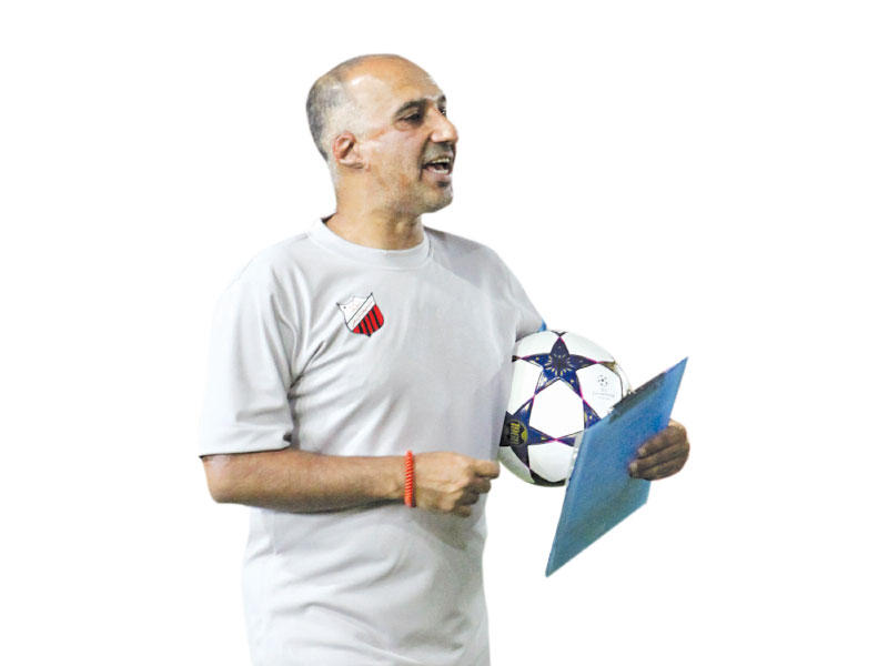 مدرب الفريق الأول لكرة القدم بنادي خيطان خالد أحمد 