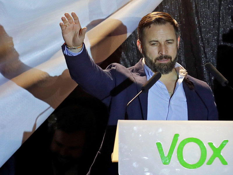 زعيم «بوكس» خلال كلمة لأنصاره في مدريد مساء أمس الأولt(أي بي أيه)