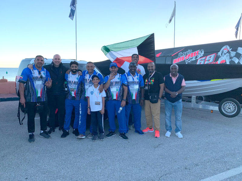 الشمالي يتوسط أعضاء الفريق في صورة جماعية