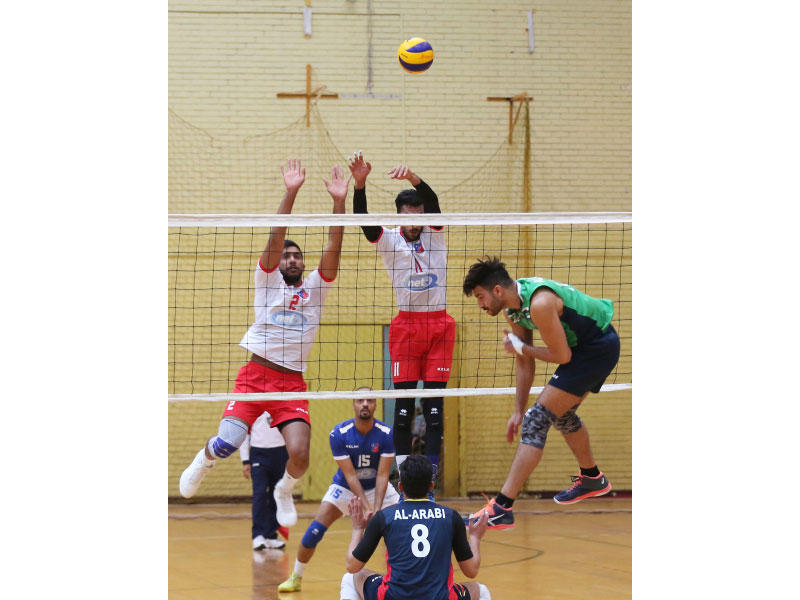 ضربة ساحقة من محمد سويد وحائط صد كويتاوي ( تصوير جورج ريجي)