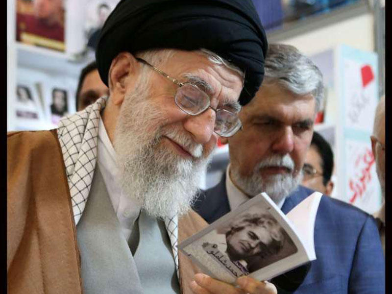 خامنئي يتصفح أمس خلال تفقده معرض طهران الدولي للكتاب بطهران كتاباً عن سيرة الشاعر الإيراني الراحل أحمد شاملو أحد ابرز الشعراء الفرس المعاصرين  والذي توفي قبل 19 عاماً (ارنا)