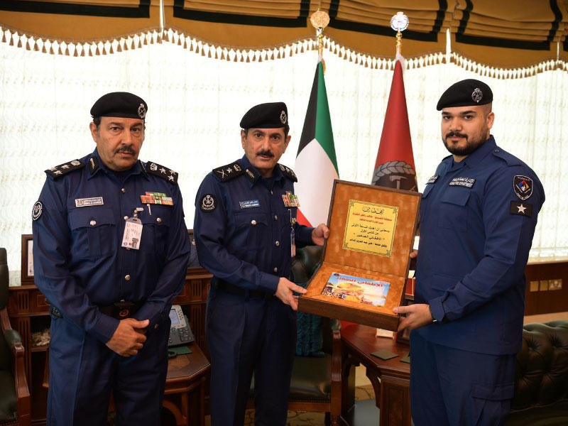 المكراد يتلقى نسخة من «الإطفائي الصغير»