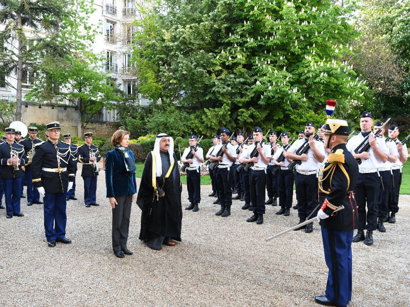 ناصر الصباح ووزيرة الدفاع الفرنسية خلال مراسم الاستقبال