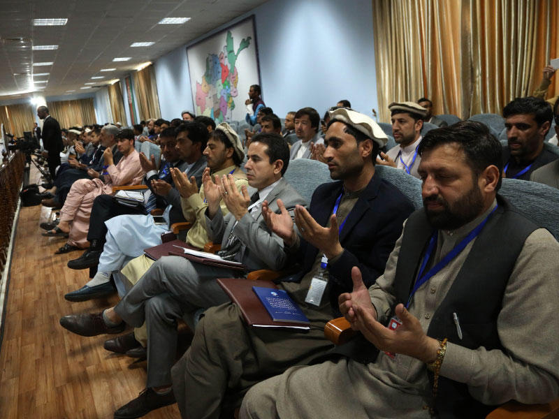 الأفغان يصلون وهم يحضرون في اليوم الأول من اللويا جيرغا