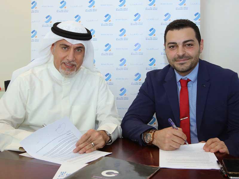 جانب من توقيع العقد