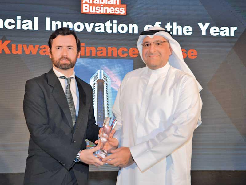 وليد مندني متسلما الجائزة