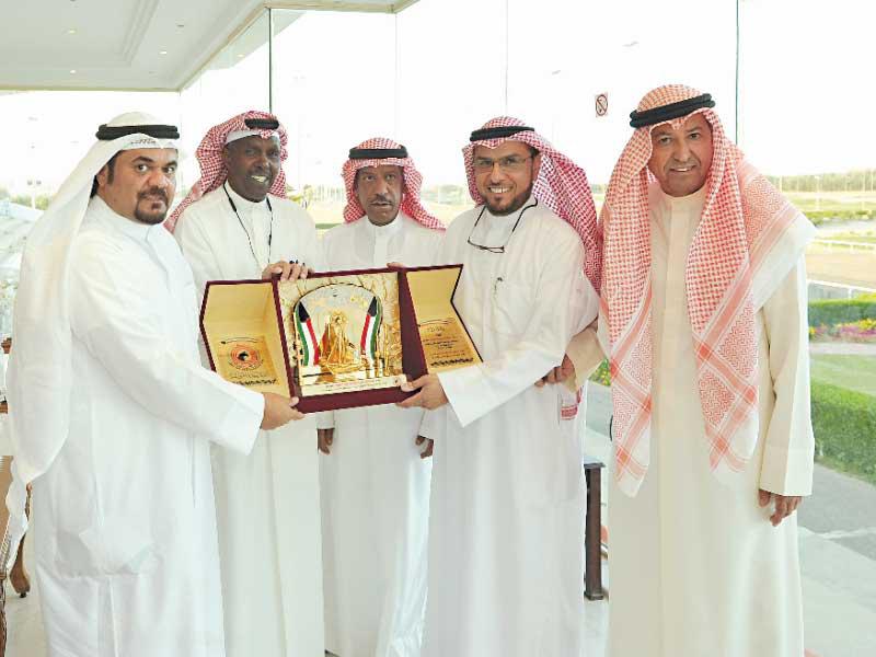 الشيخ صباح فهد الناصر يكرم الخطوط الجوية الكويتية