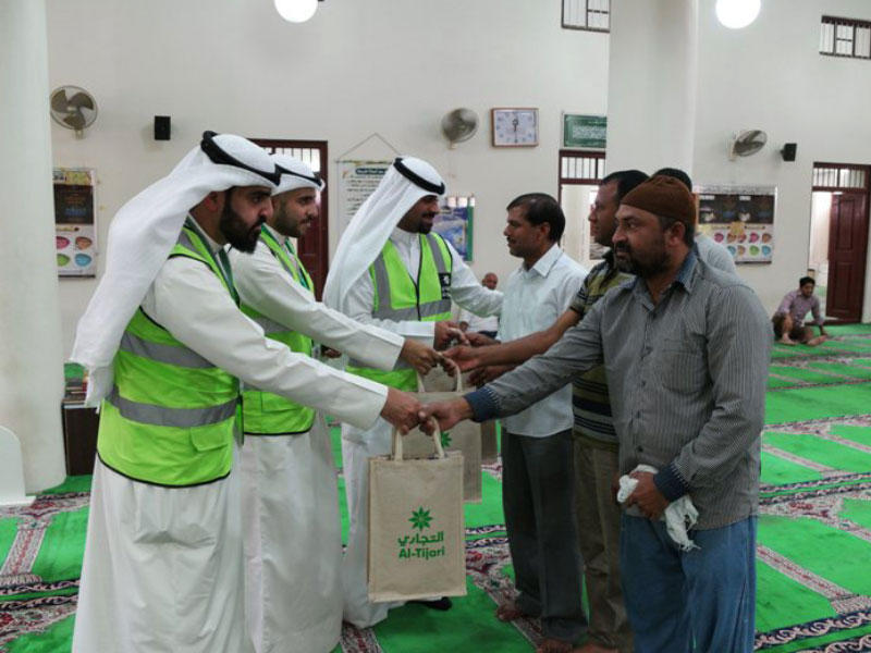 توزيع المساعدات على المحتاجينn