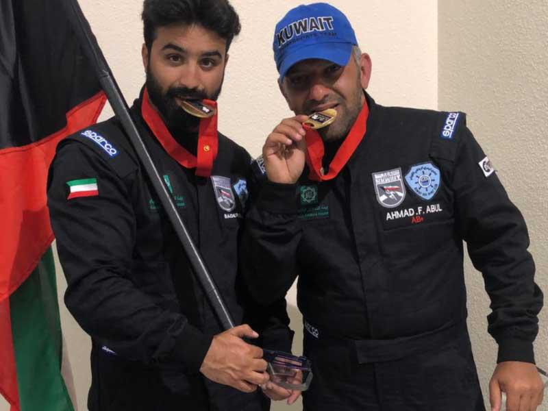 أبل والدوسري يرفعان علم الكويت