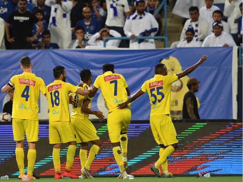 لاعبو التعاون يحتفلون بالفوز