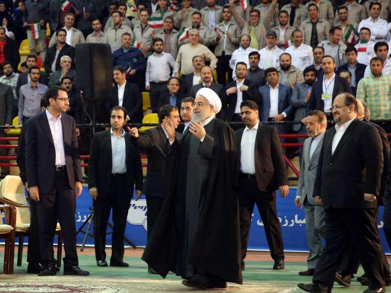 روحاني لدى حضوره اجتماعاً للعمال في طهران أمسt (إرنا)