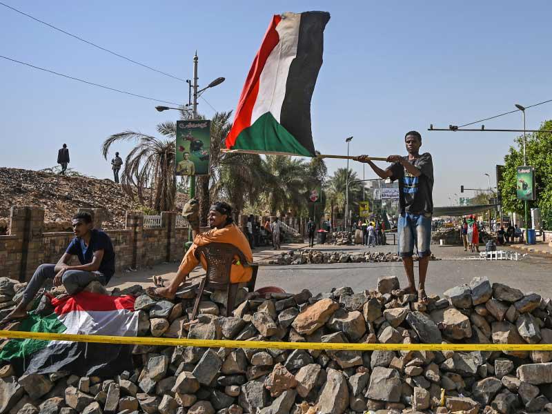 سودانيون معتصمون أمام مقرّ القيادة العامة في الخرطوم أمس (أ ف ب)