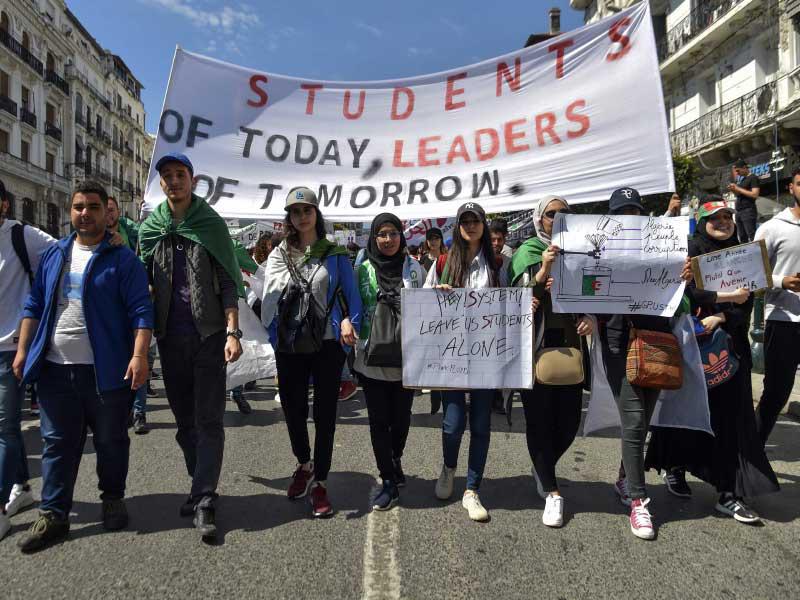 مسيرة طلابية ضد رموز النظام في الجزائر العاصمة أمس (أ ف ب)