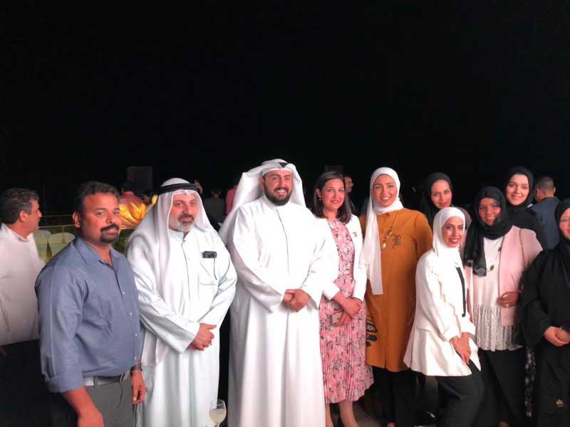 وزير الصحة متوسطا العاملين في قسم التخدير والعناية المركزة في مستشفى العدان