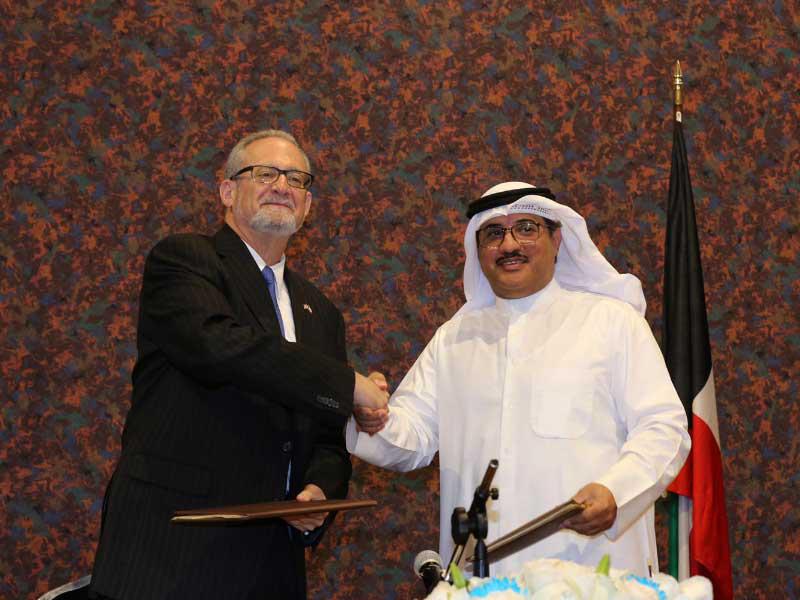 الجلاوي والسفير الأميركي خلال توقيع تجديد الاتفاقية