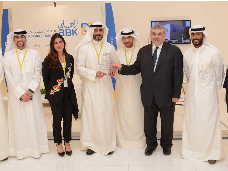 علي أكبر وفاضل الجزاف مع د. مهند حسنين وموظفي البنك الأهلي في المعرضn